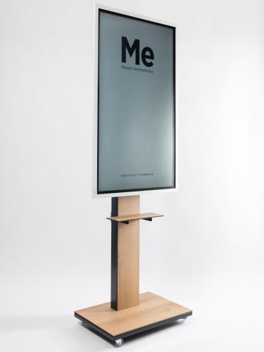 Büro TV Ständer, Elektrisch höhenverstellbar, Mobil auf Rollen, 90° drehbare Screenhalterung (Portrait/Landscape) 100% Swiss made