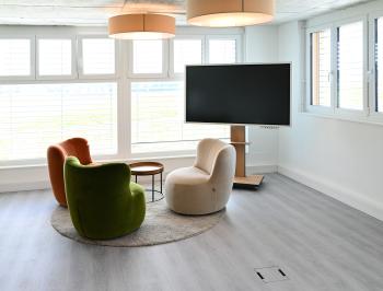 Höhenverstellbare TV Ständer Lösungen für Schulen