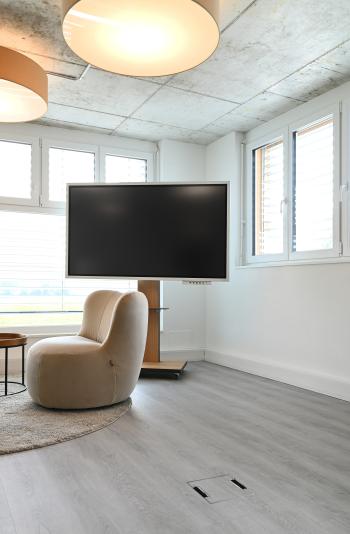 Höhenverstellbare TV Ständer Lösungen für Schulen