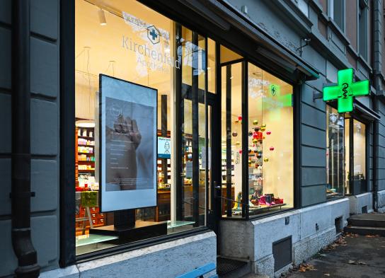 Signage für Schaufenster Innovative Schaufensterlösung Kirchenfeld Apotheke
