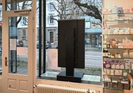 Digital Signage für die Kirchenfeld Apotheke in Bern: Innovative Schaufensterlösung
